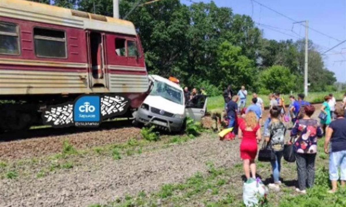 Потяг розчавив мікроавтобус під Харковом