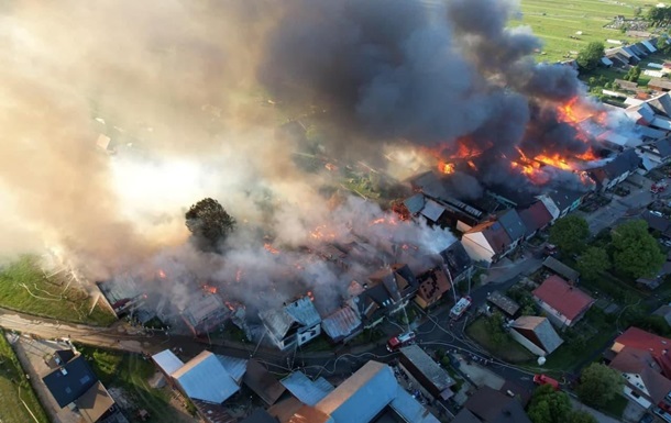 У Польщі в масштабній пожежі згоріли 44 будинки