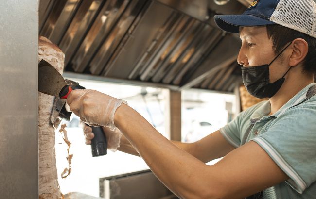 Українців на автовокзалі нагодували сирою шаурмою: “добре хоч, що м’ясо не втекло” (фото)