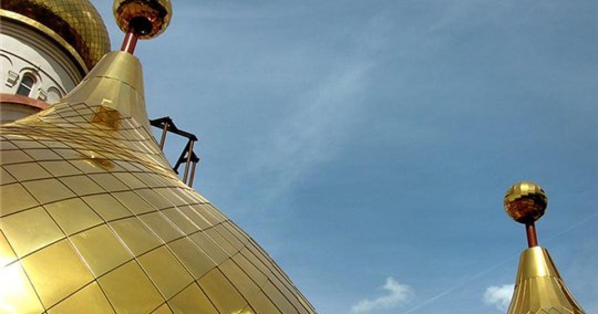 “Православненько”: підлітки зайнялися сексом біля церкви, аби хайпанути – відео 18+