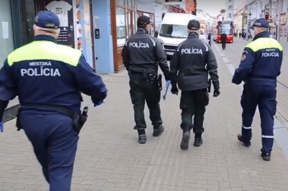 Вигнали і заборонили в’їзд: у Словаччині виявили 11 українців, які незаконно працювали на підприємстві