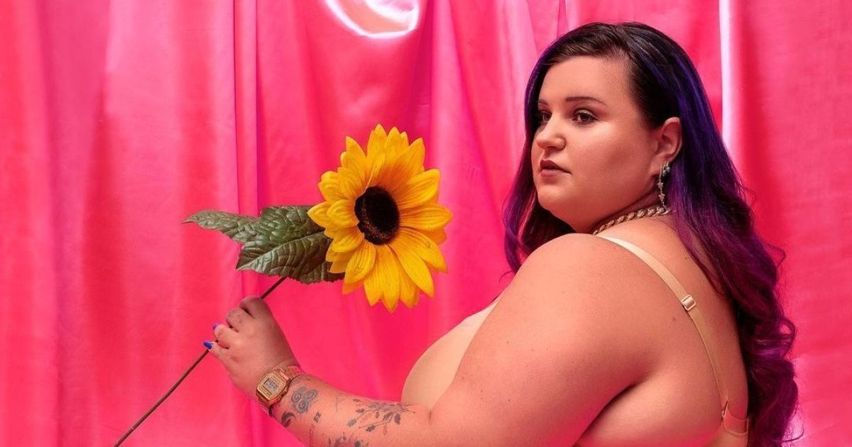 alyona alyona топлес та в трусах засвітила складочки на спині (фото 18+)