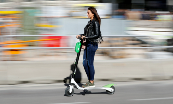 На електросамокаті збили 31-річну жінку. Вона померла