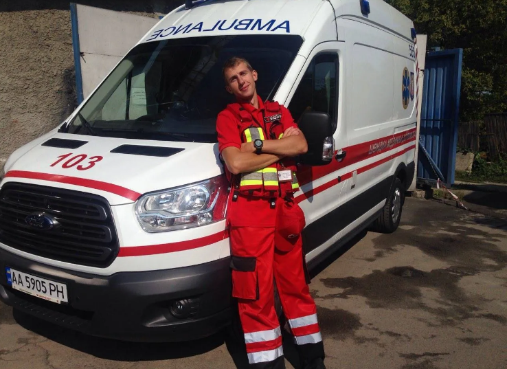 Спав на траві, поки рідні плакали: моторошні деталі ДТП в Києві з п’яним пішоходом і велосипедистом