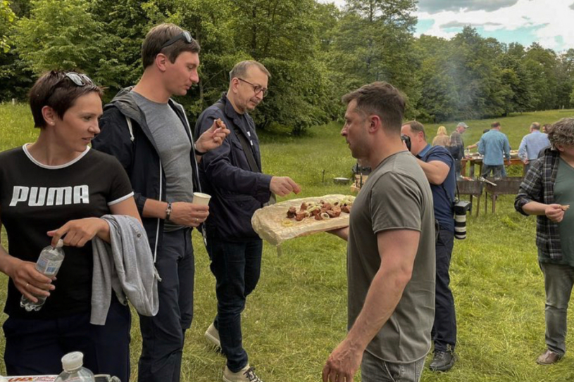 Володимир Зеленський смажив шашлики журналістам й відповідав на запитання (ФОТО)