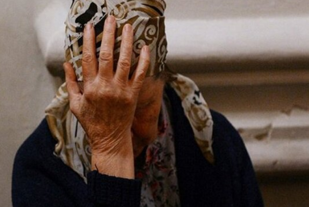 Виколола око ножицями: в Одесі 17-річна грабіжниця проникла в оселю пенсіонерки (ВІДЕО)