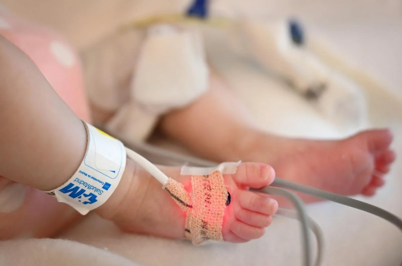 Трепанація черепа, перелом ключиці: на Дніпропетровщині мати дико побила 3-річну доньку