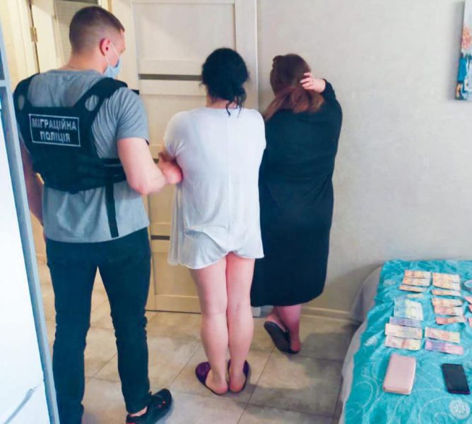Клієнтів шукала в Інтернеті: поліцейські викрили прикарпатку, котра організувала “бордель” (фото)
