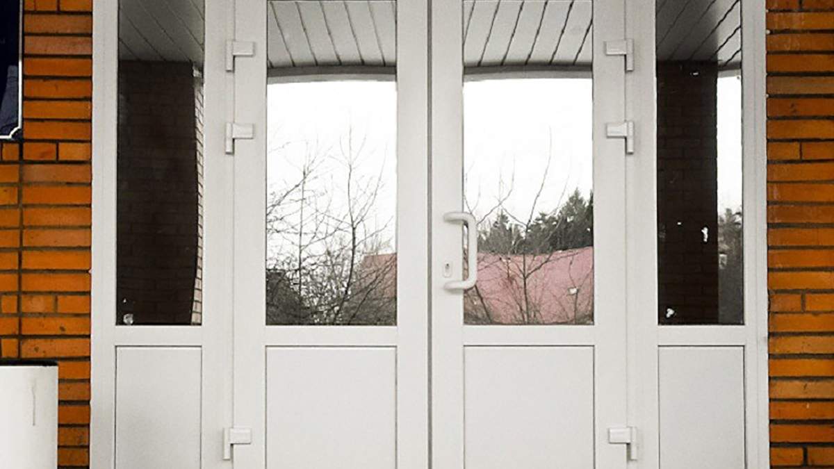 У школі Тернополя 10-річний учень знепритомнів від удару вхідних дверей: в нього серйозні травми