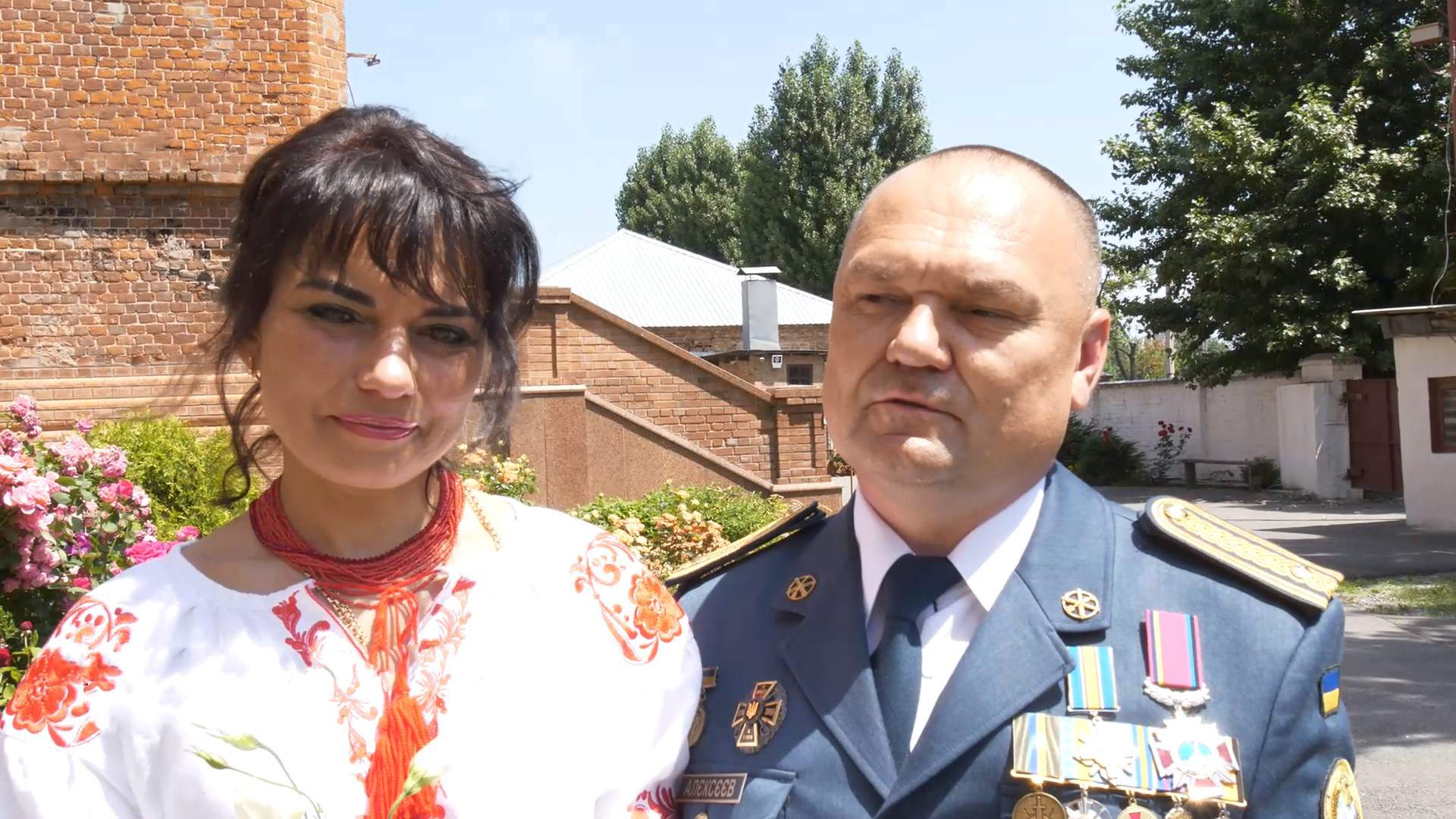 Разом під обстрілами: військовий і медсестра повінчалися після 25 років сімейного життя