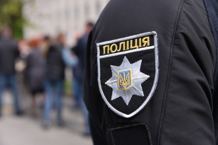 Оголена жінка гуляла трасою біля Львова (фото 18)