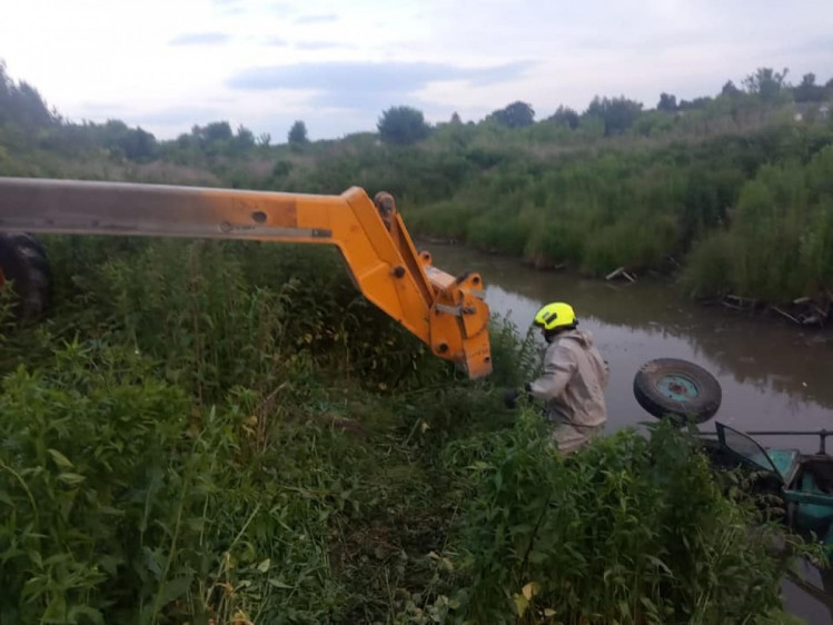 На Рівненщині тракторист перекинувся у водойму і загинув