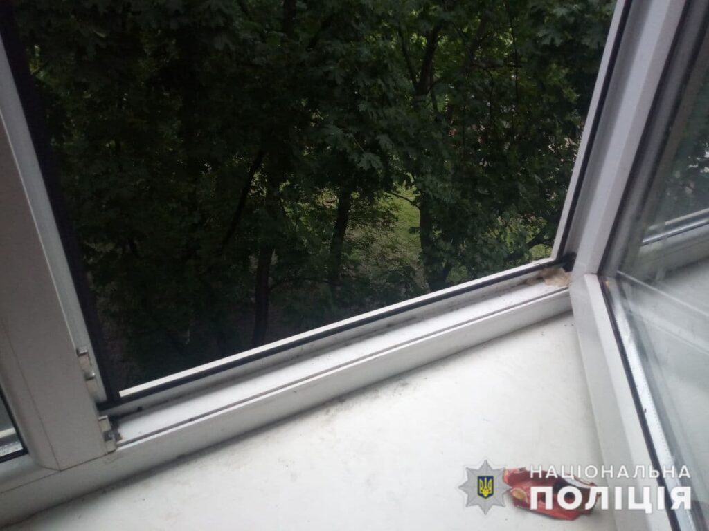 На Донеччині 2-річна дитина випала з вікна