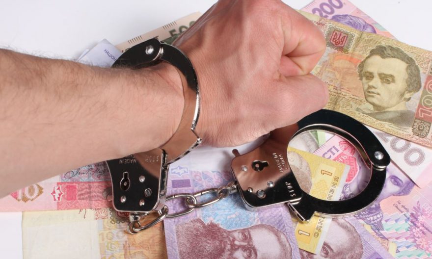 У Черкаській області поліцейський намагався з’їсти отриманий хабар