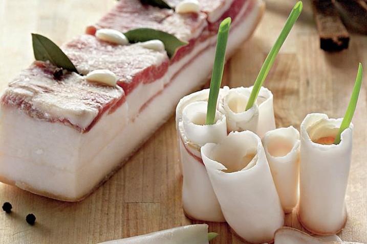 В Україні подорожчає свинина та сало