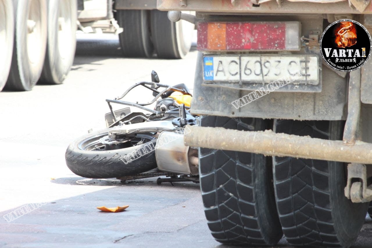У Львові у страшній ДТП загинув мотоцикліст. Фото та відео з місця аварії