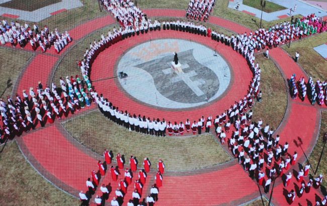 Колядку “Щедрик” виконали серед літа і встановили рекорд: оце велич!