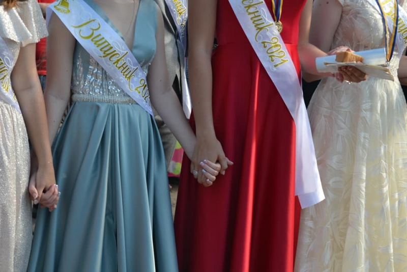 На Буковині під час святкування випускного помер батько випускниці