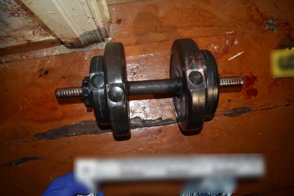 Під Києвом 33-річний чоловік вбив матір залізною гантеллю та перерізав собі горло (фото)