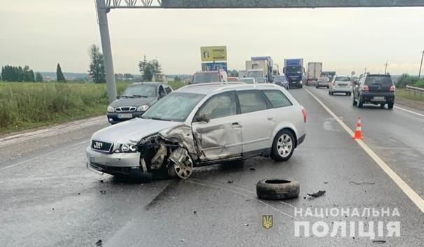 Авто розірвало навпіл: під Львовом у потрійній ДТП загинула 2-річна дівчинка, багато травмованих (фото)