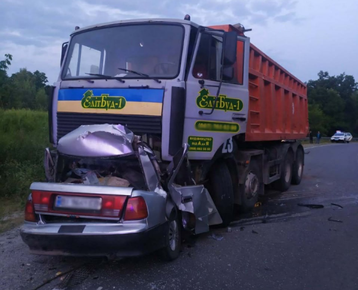 НА ТРАСІ У ПОЛТАВСЬКІЙ ОБЛАСТІ ФУРА РОЗЧАВИЛА ЛЕГКОВИК: ЧЕТВЕРО ЗАГИБЛИХ (ФОТО)