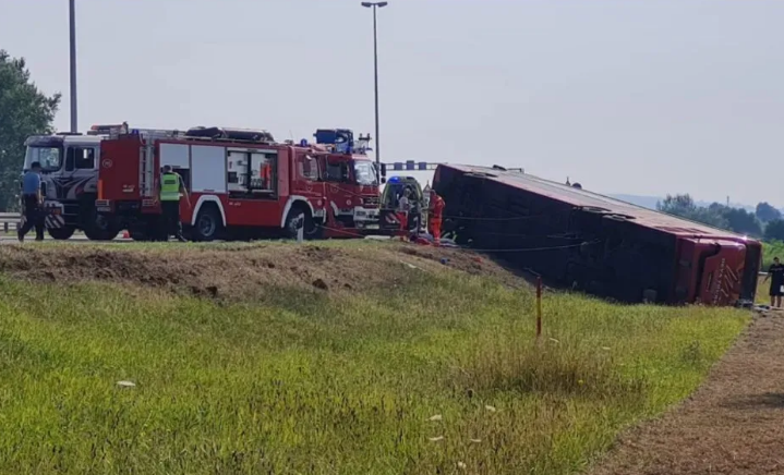 Водій автобуса заснув та не впорався з керуванням: у ДТП в Хорватії загинуло 10 людей, понад 40 постраждали