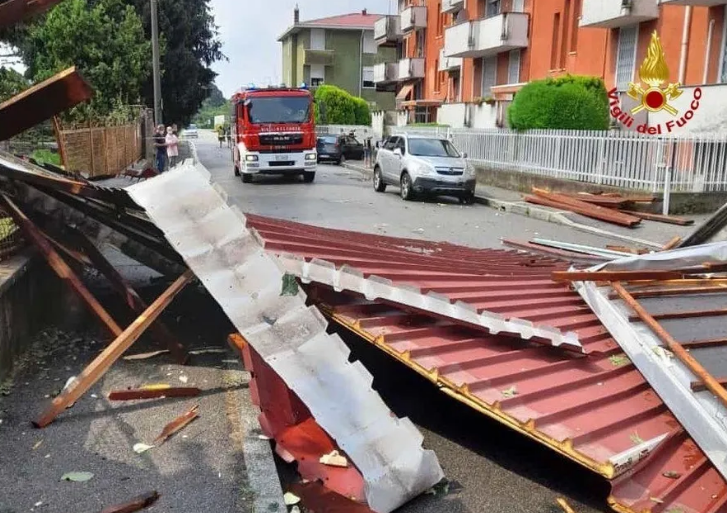 В Італії через потужні зливи річки вийшли з берегів, дороги затопило. Фото і відео