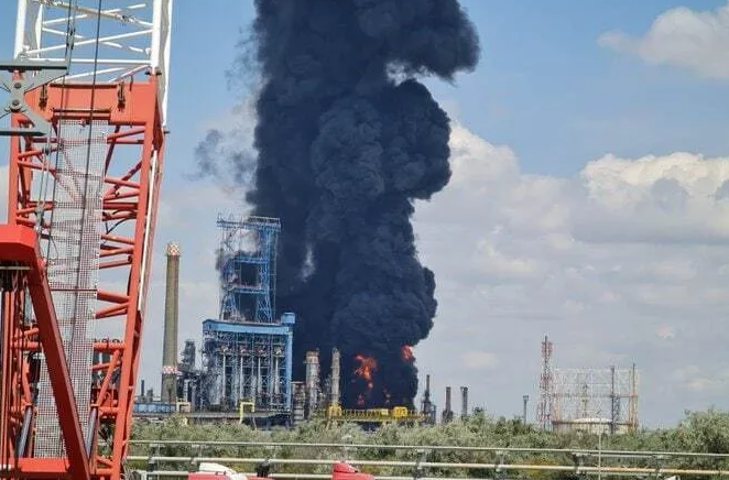 У Румунії трапився вибух на найбільшому нафтозаводі, багато постраждалих. Фото і відео моменту