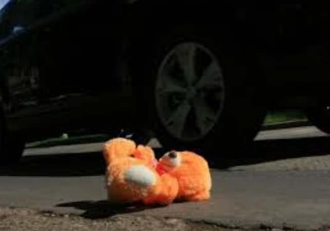 “Раптом вибігла на дорогу”: 2-річна дівчинка померла внаслідок наїзду авто