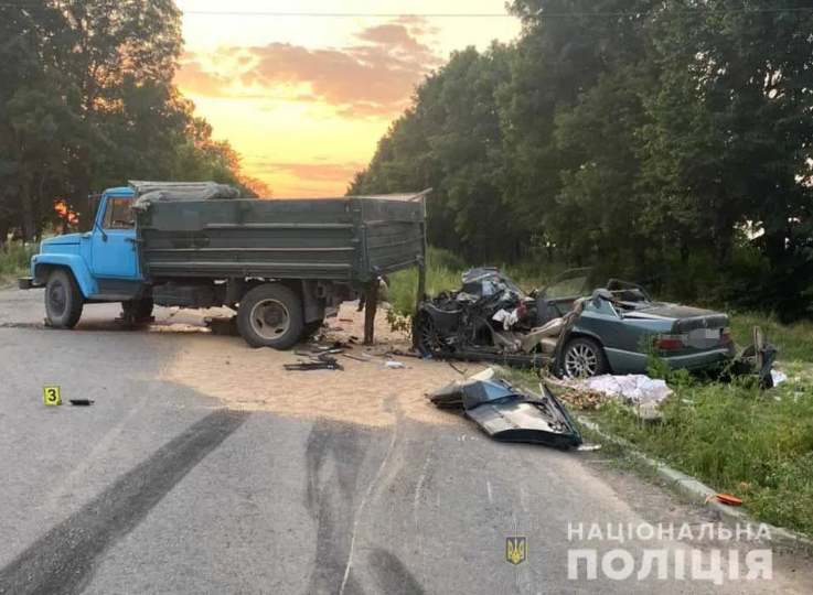 У Вінницькій області в ДТП загинули батько з 15-річним сином. Фото
