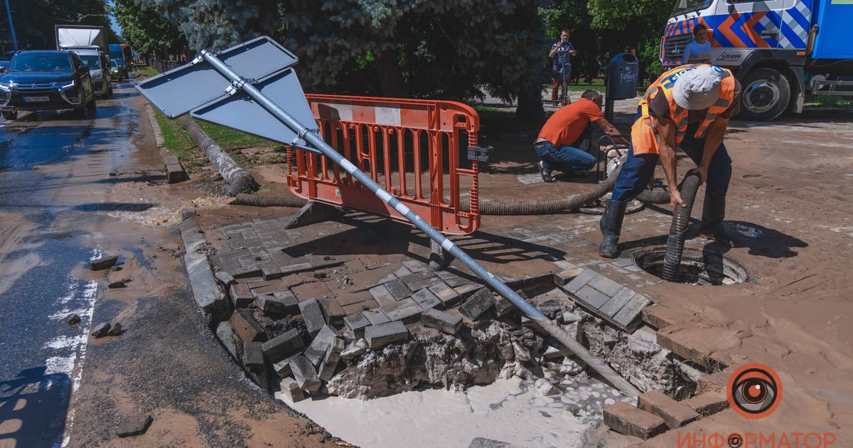По шию у воді: у Дніпрі дівчина на пішохідному переході провалилася під землю