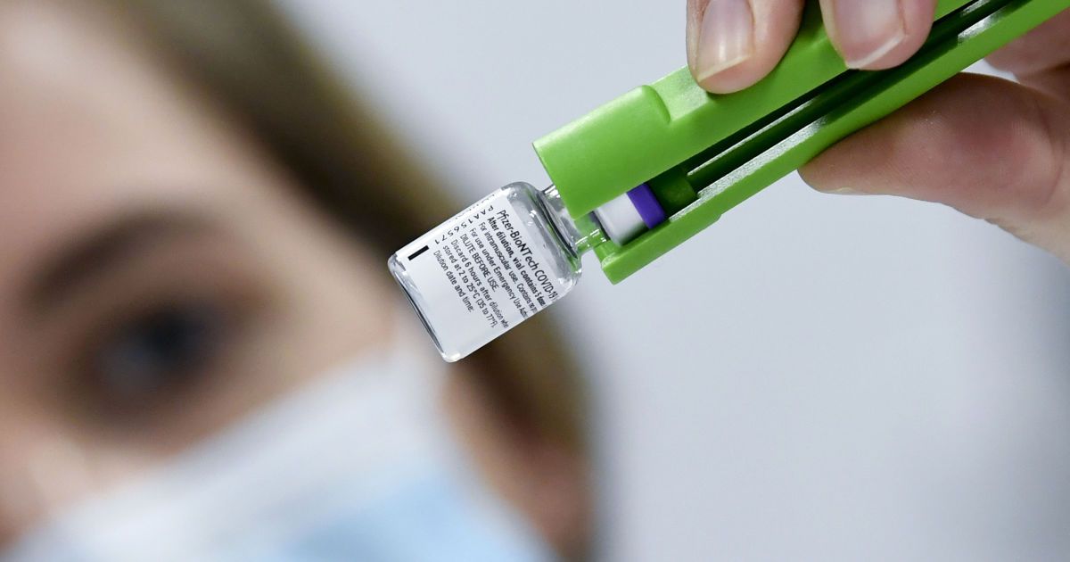 Несподіваний ефект: після щеплення вакциною Pfizer у жінок стрімко ростуть груди