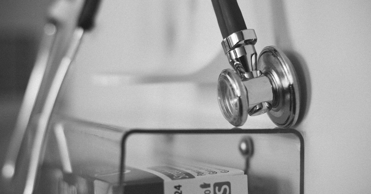 Тричі переїхав “коханий” на авто: у Дніпрі медики розповіли про стан постраждалої жінки