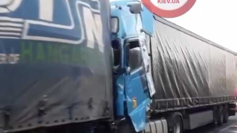 Під Києвом зіштовхнулися 3 вантажівки, є загиблий. Відео