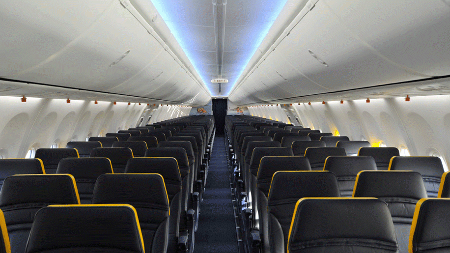 У Польщі пілот не впустив на борт 30 українців і кричав, що він «король літака»