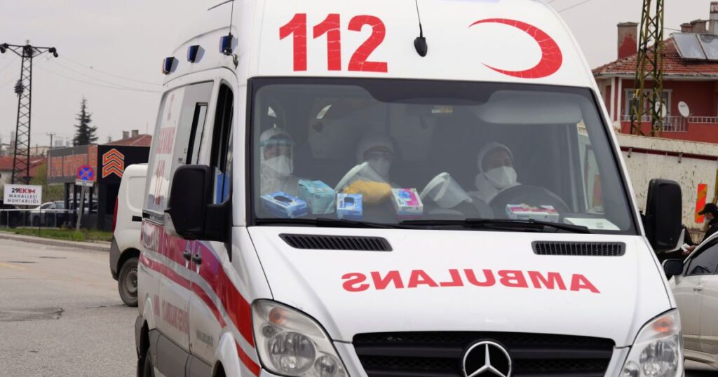 У Туреччині врізався в огорожу та перекинувся автобус з російськими туристами, є жертви