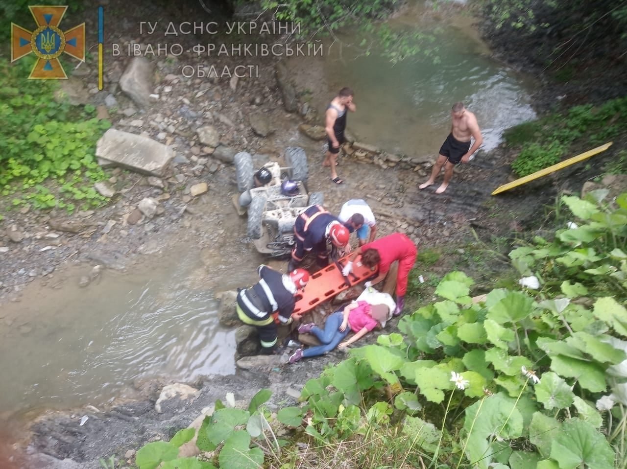 У Верховині два квадроцикли з’їхали в річку: є потерпілі (ФОТО)