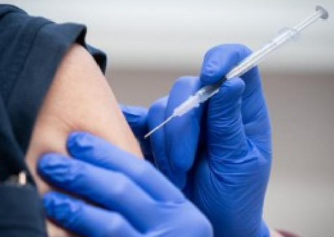 У МОЗ розповіли, чи можуть в Україні не допускати до роботи невакцинованих від COVID-19