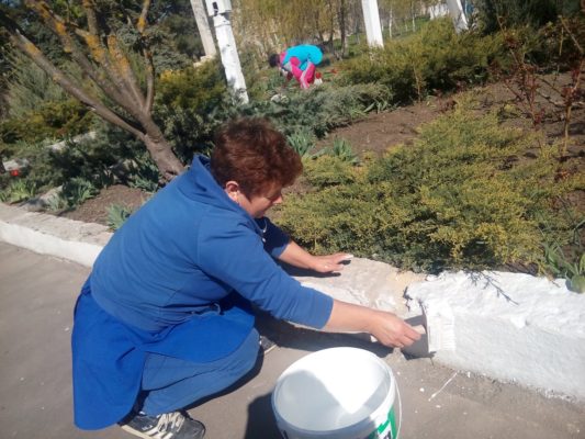 Чи повинен вчитель робити все: фарбувати, мести, прибирати, білити.”Бо ставку не дадуть. Або косо дивитимуться. Ганьбище”