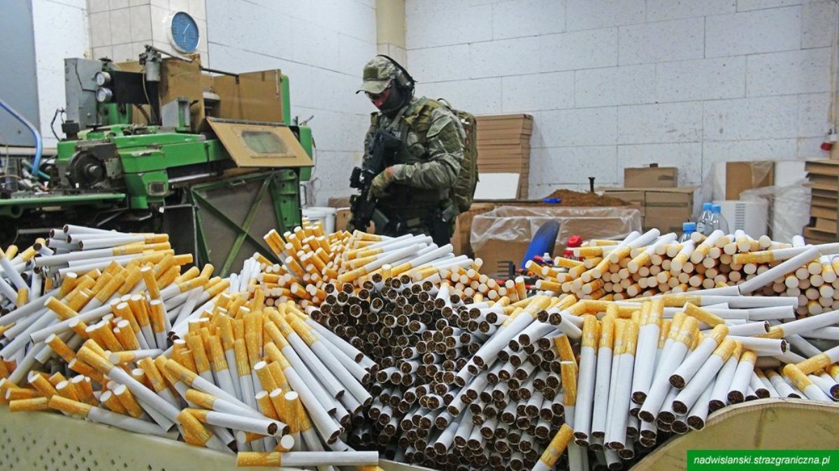 7 українців затримали на нелегальній тютюновій фабриці в Польщі