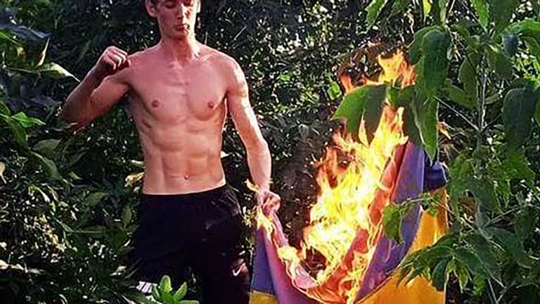 Юнак з Маріуполя спалив прапор України і виклав фото у мережу