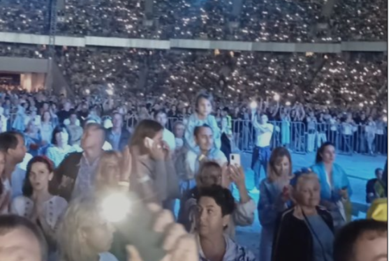 Містика на концерті до Дня Незалежності: під час виступу «Скрябіна» на фан-зону одночасно впали всі дрони (відео)