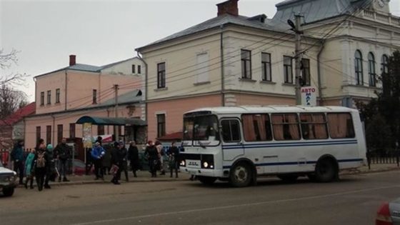 На Франківщині водій маршрутки затиснув плаття жінки дверима та протягнув її по асфальту
