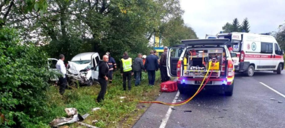 На Прикарпатті іномарка вилетіла на зустрічну і зіткнулася з “ГАЗ”: одна людина загинула, п’ятеро – травмувалися