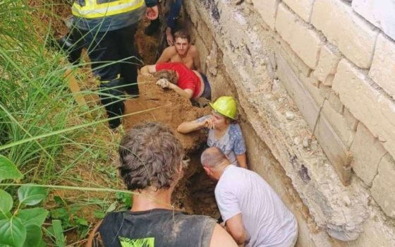 На Закарпатті під час робіт землею присипало трьох людей – одна жінка задихнулася