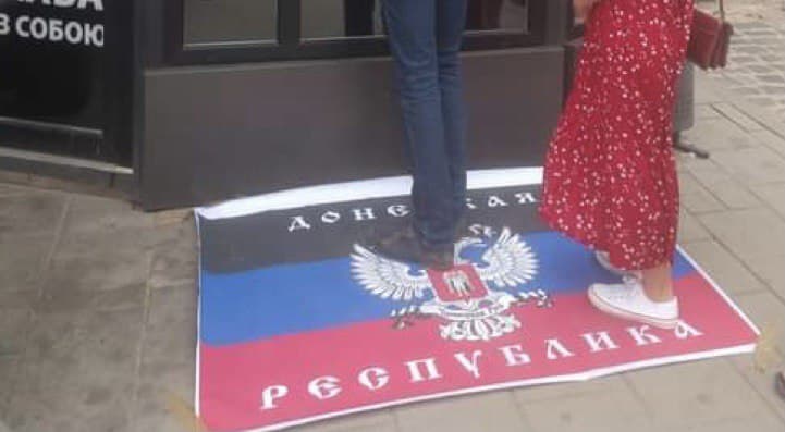 Львівське кафе встелило під ноги відвідувачів прапор “ДНР”