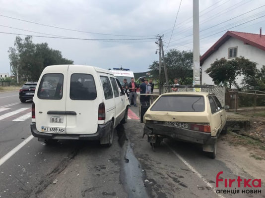 Під Івано-Франківськом зіткнулись Nissan та Таврія: є травмовані (ФОТО)