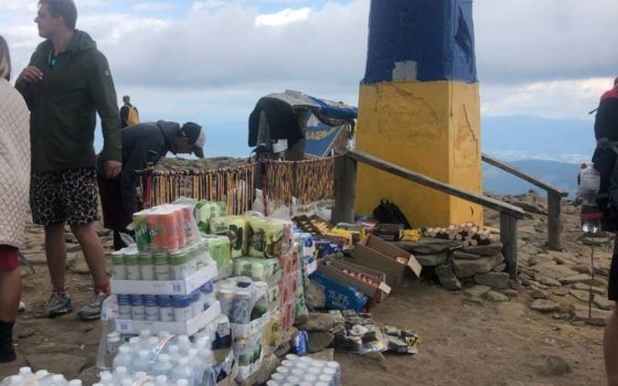 Пляшка вода за сто гривень – на Говерлі з’явився “базарчик”: фото