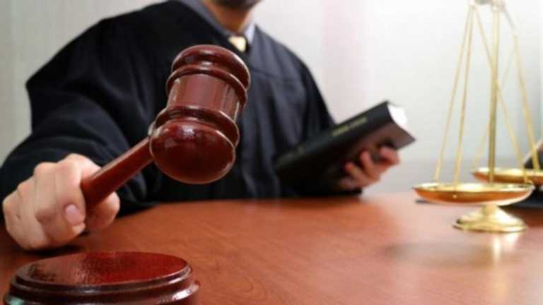 “Ти – собака, твоє місце біля дверей”: працівниця суду стягнула компенсацію з адвоката за образи