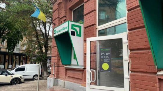 У “ПриватБанку” вимагають по 100 гривень за безкоштовну довідку, українець ледь не попався